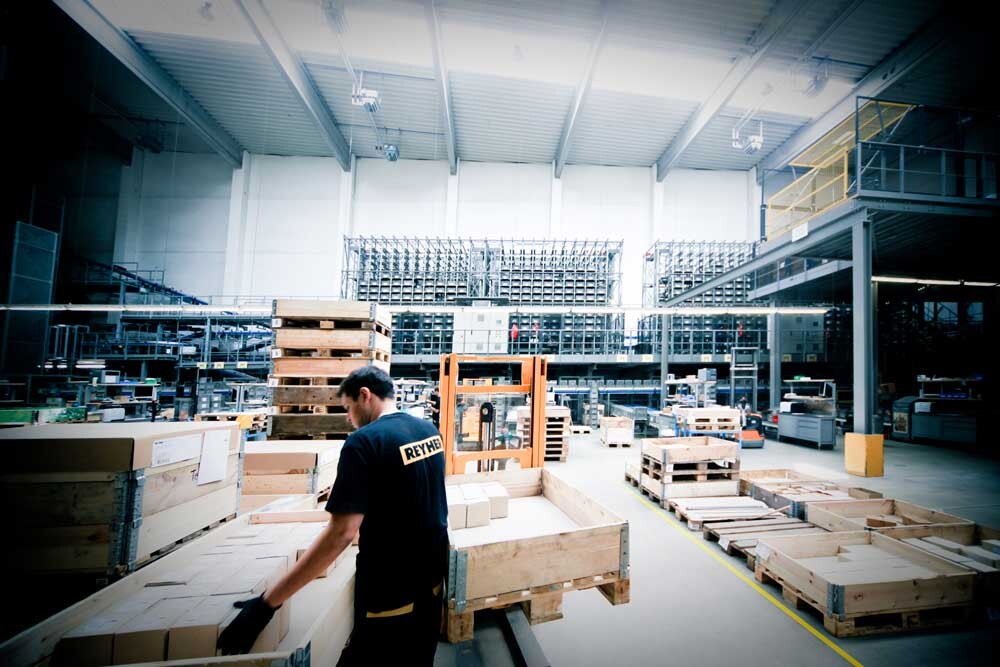 REYHER Logistikzentrum Innen - Warenausgang