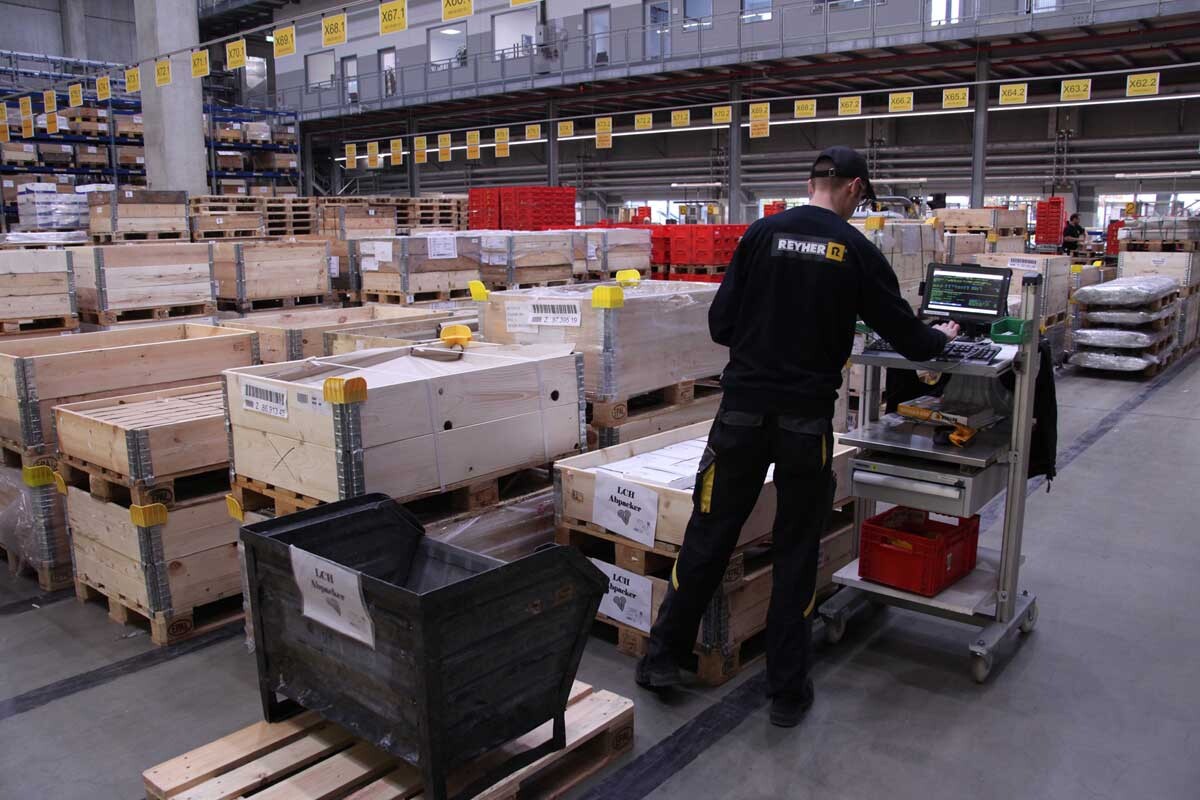 REYHER Logistikzentrum Innen - Auszubildender im Wareneingang