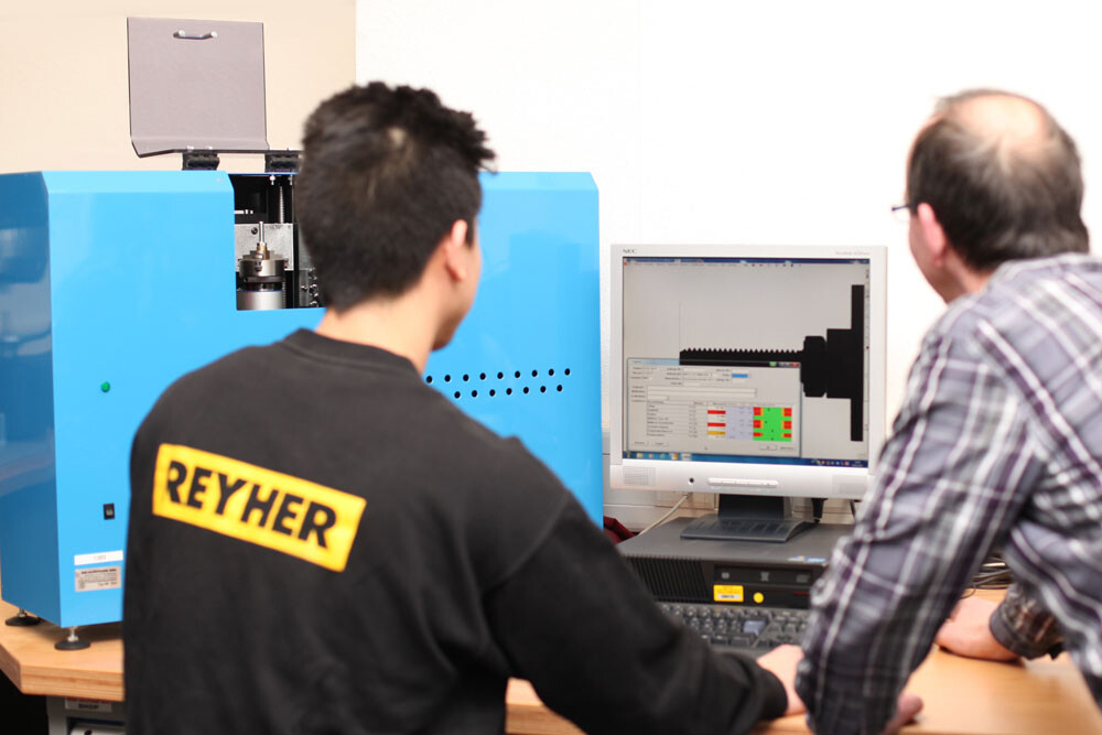 REYHER Auszubildender bei der optischen Vermessung